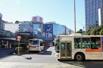 「神奈川県横浜市」で目撃したバスの車体に違和感　隠れていた「顔のような模様」にギョッとしてしまう
