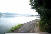 高知県須崎市で撮影された「海沿いの道」を走るドラレコ映像　とんでもない狭さの道幅に目を疑う