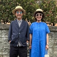 【60代夫婦】ブルー系でシックにまとめた夏のお出かけコーデが素敵　小物でペア感を演出