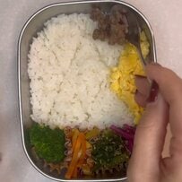 母が娘に作る「おしゃれな愛情弁当」　お肉と卵で綺麗な模様をつけた〈そぼろ弁当〉がたまらない…