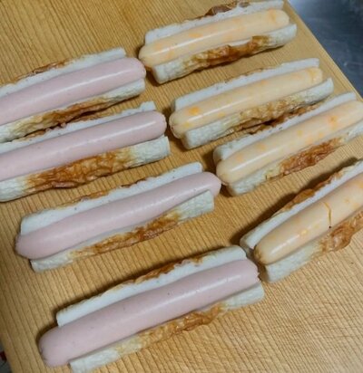 ちくわで魚ニソ＆チーかまを包みます