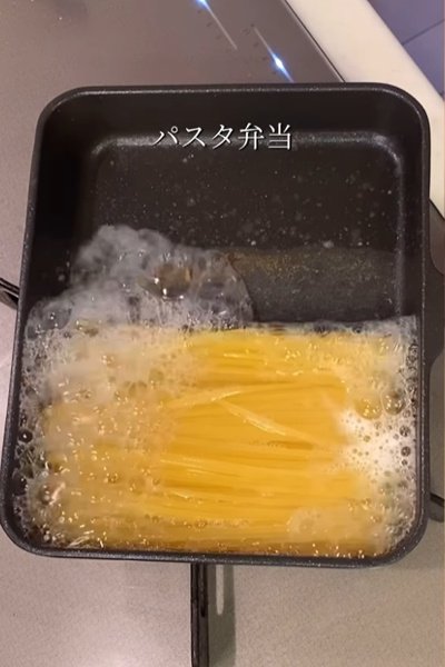 仕切りフライパンの片方でパスタを茹でます