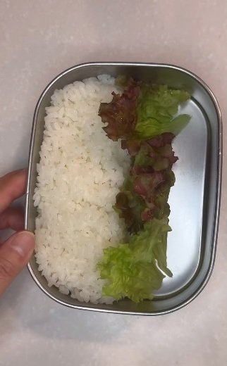 ご飯をしゃもじでならして丁寧に盛り付け