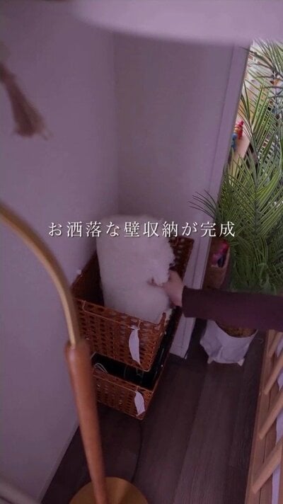 壁に浮かせたラタン調バスケットの収納
