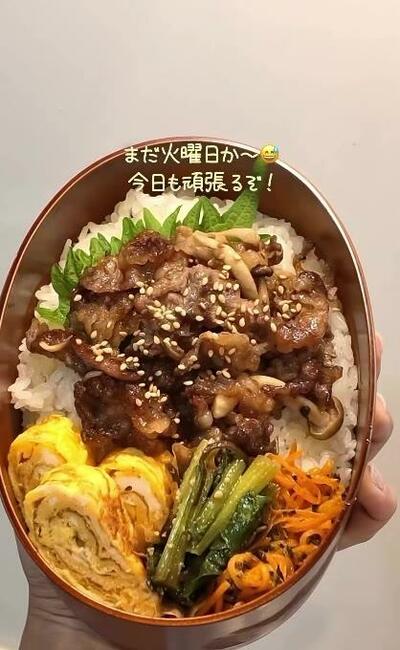 大葉の上にしぐれ煮をのせ、卵焼きと副菜を手前に詰めた完成のお弁当