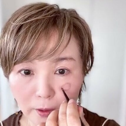 「どの辺りまで？」64歳美容家が「チークの入れ方」を解説！時代と共に変化するトレンドに“50代60代がやっちゃいけない”NGも解説
