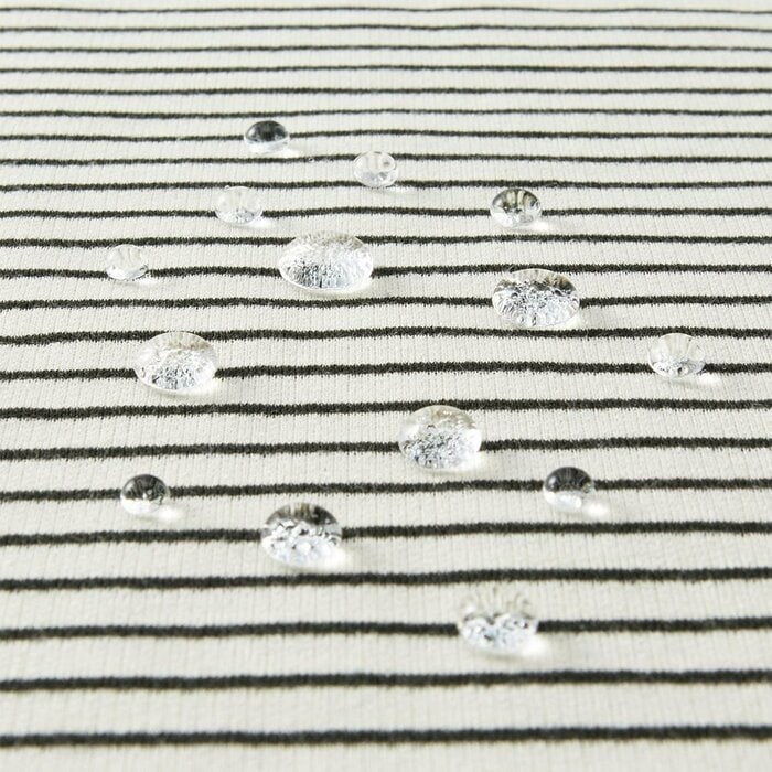 高い撥水性能を備えており、水を弾きやすい点も魅力です