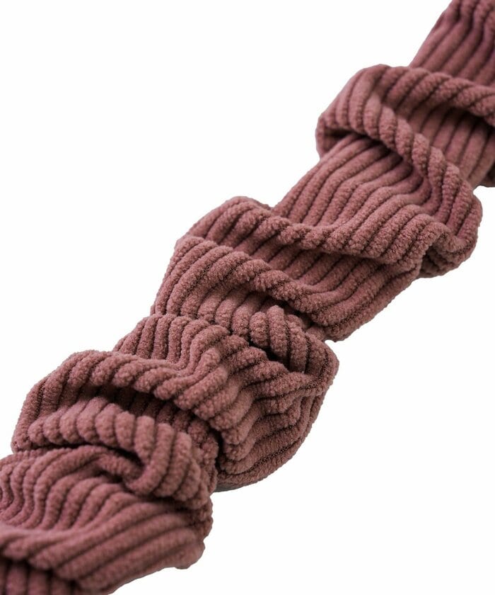 服装にプラスするだけでぐっとおしゃれ度がアップする今シーズン大本命のストラップです