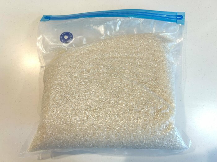 大きい袋に一升分(10合)のお米を入れてみました