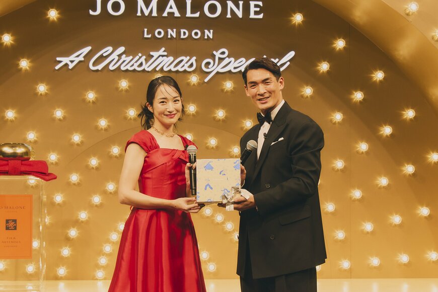 出所：ELCジャパン合同会社「【ジョー マローン ロンドン】期間限定“A Christmas Special” ポップアップイベントに槙野 智章さん、高梨 臨さんご夫妻が煌びやかなビンテージなTVスタジオに登場！」
