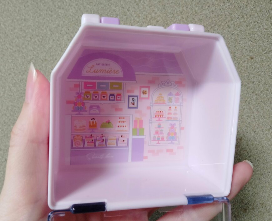 筆者撮影（セリア、おうち型ケース スイーツショップ）