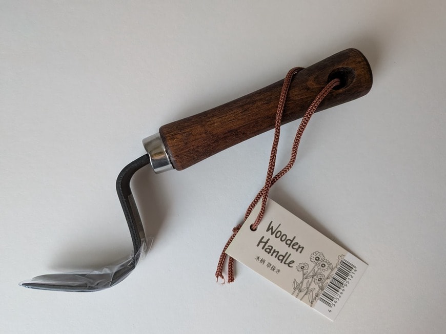 「木柄の持ち手が手にしっくりなじむ」