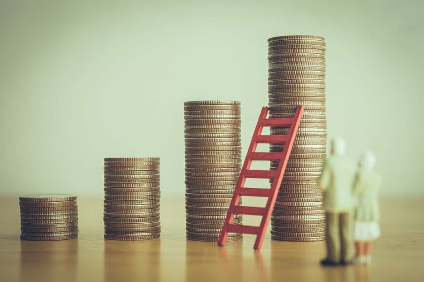 9月に日本年金機構から緑色の封筒が届いた人は「年金生活者支援給付金」の対象！ひと月いくらもらえるのか？高齢者世帯の52.1％が「生活が苦しい」と回答…