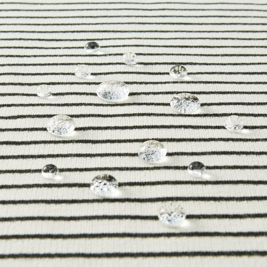 高い撥水性能を備えており、水を弾きやすい点も魅力です