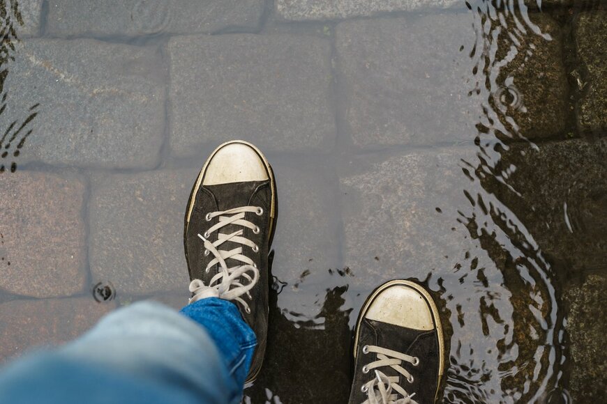 「雨の日の転倒」を防ぐ＜靴底に貼るだけ＞警視庁のカンタン裏技に目からウロコ