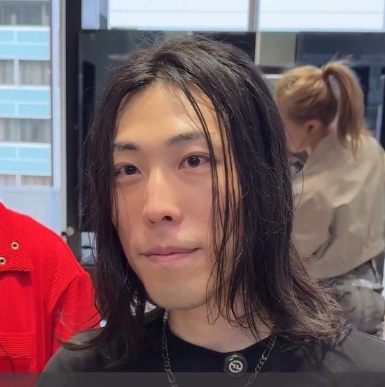 「面長何とかしてほしくて…」1年ぶりの美容室で伸びきったロングヘアを卒業…面長が気になる男性がカットで叶えた"輪郭ぼかし"ショート