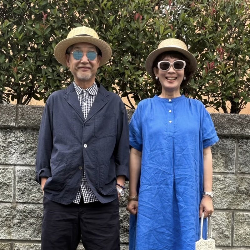 【60代夫婦】ブルー系でシックにまとめた夏のお出かけコーデが素敵　小物でペア感を演出