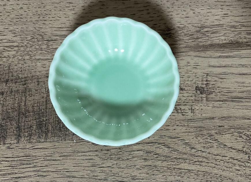 セリア、浅鉢 青磁菊型 画像