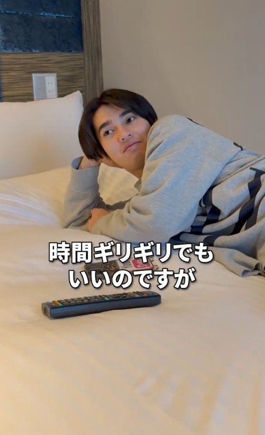 ゴロゴロしている男性