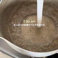 【旦那弁当】〈海老フライ〉や〈肉巻き〉などの手作りおかず6品を詰めた「わんぱく弁当」が話題