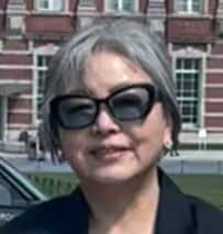 【67歳マダム】「白ロングスカート×黒ジャケット」で美しいモノトーンコーデを披露！「めっちゃかっこいい」「華やかで素敵ですね」の声