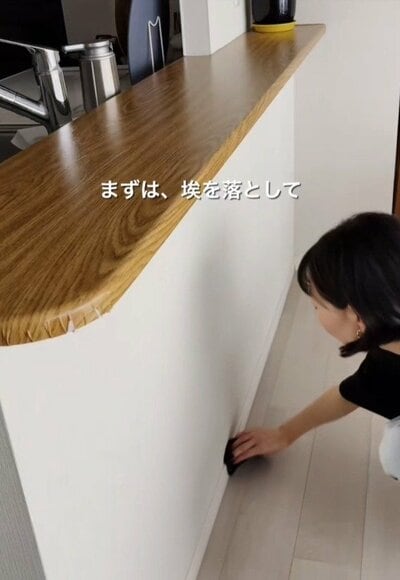DIY前のカウンター壁を清掃する様子