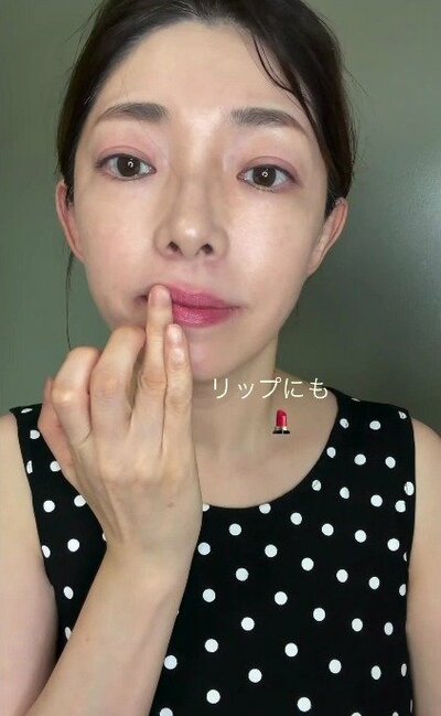 リップにも使えるバームで、血色感を足すメイクを始める様子