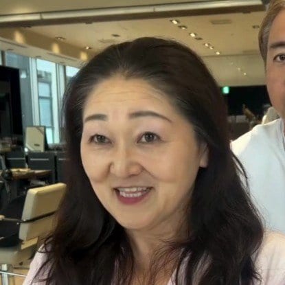 「若くて綺麗になりたくて」と話した女性が、カットで前髪とレイヤーのあるミディアムにスタイルチェンジ