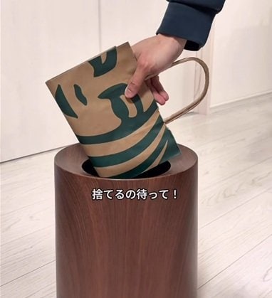 「目から鱗です」クローゼットに眠り、捨てようと思っていたスタバの紙袋を活用したDIY。収納グッズへとリメイクする手順と仕上がり