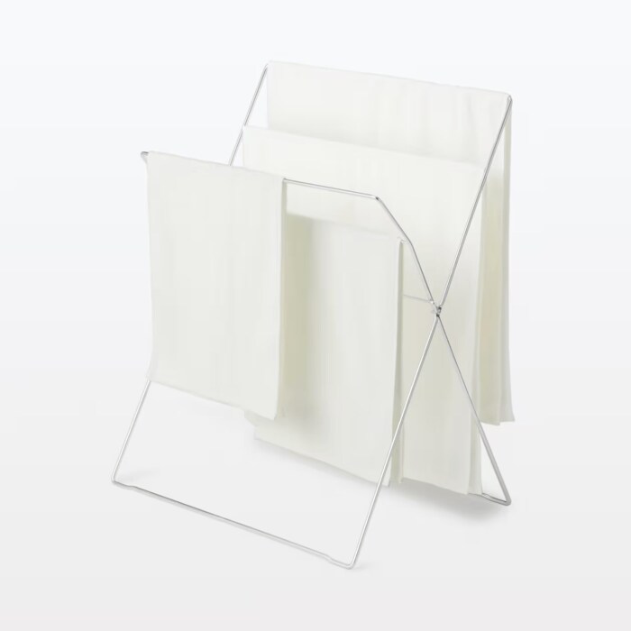 折りたためば狭い隙間にも収納できる!