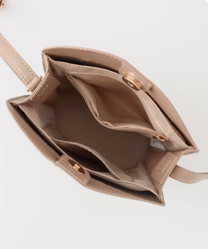 スマホや財布が収まるサイズ感で、身軽に出かけたいときにぴったり！