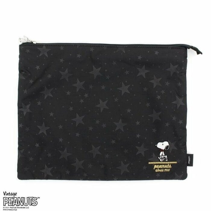 ブラックのポーチはスヌーピーと星柄がさりげなく表現されたシックなデザイン