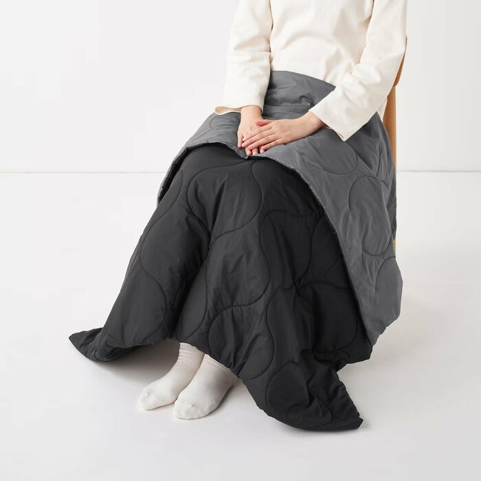 肩から身体全体を覆うことも、ひざ掛けとして使うこともできて便利