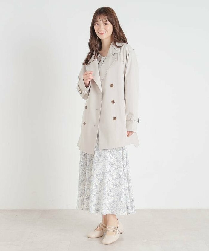 ハニーズの撥水加工ハーフ丈トレンチコート、着用例の画像