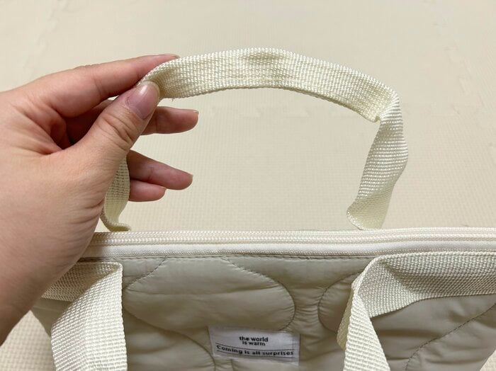 持ち手の上部は縫い付けてあり、持ちやすくなるような工夫が。