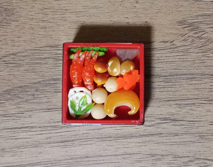 筆者撮影（株式会社トイズスピリッツ、日本の究極和食！ざ・おせち重マスコット六）