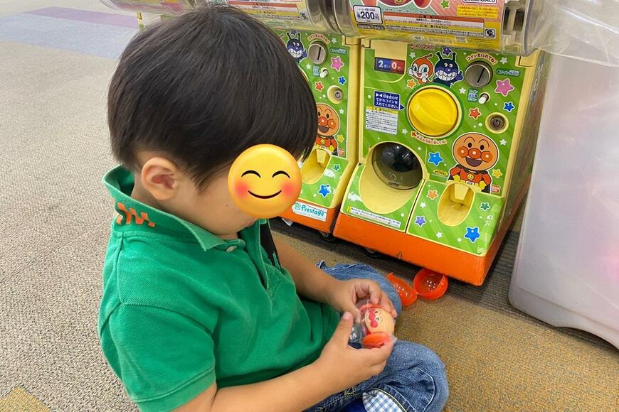 3歳児が「ガシャポンの前でうなだれる理由」が可愛いとXで話題