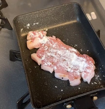 【ご飯に直接どーん！】パートナーに作る、ロース肉1枚丸ごとのせた「ポークチャップ弁当」照りとボリュームがすごい！