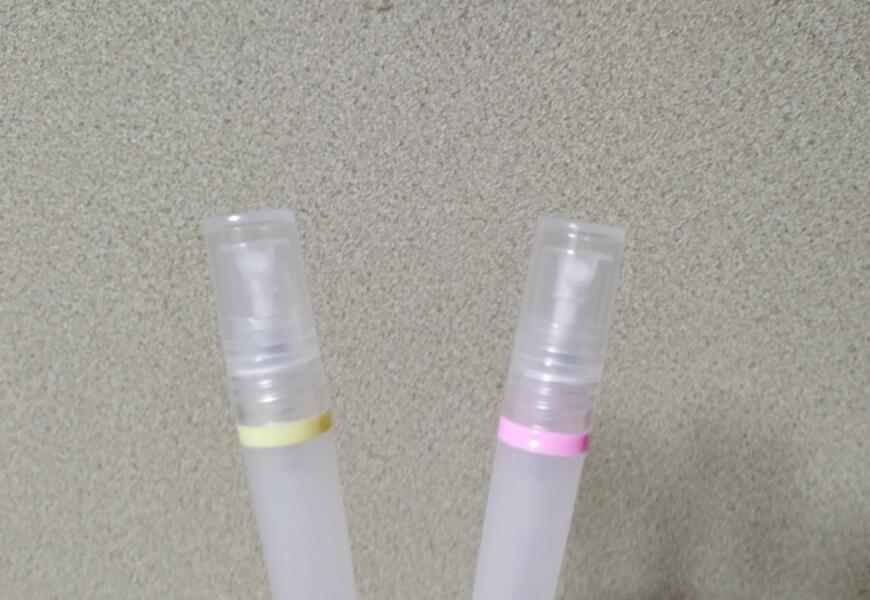 筆者撮影（セリア、スプレー蛍光マーカー ピンク タッチペン付き/スプレー蛍光マーカー イエロー タッチペン付き）