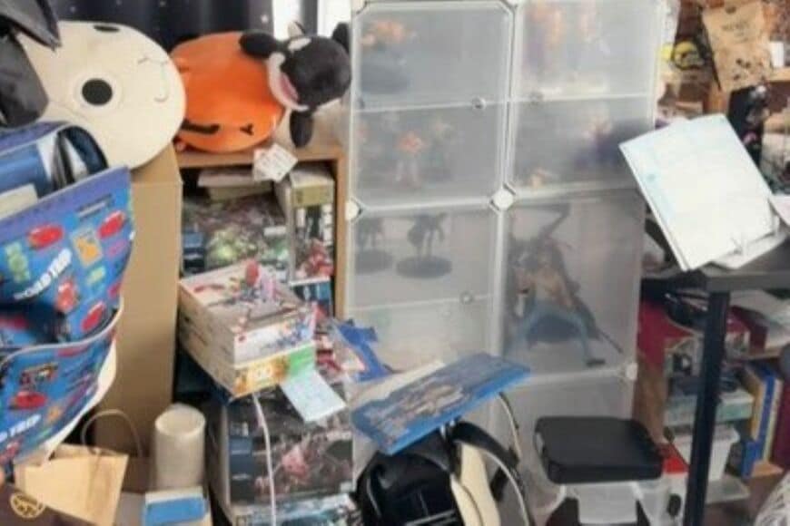 【参考になります】中学生男子の「散らかった部屋」が大変身→突っ張りパーツ付きの2×4材で〈見せる収納〉を作ってスッキリ収納