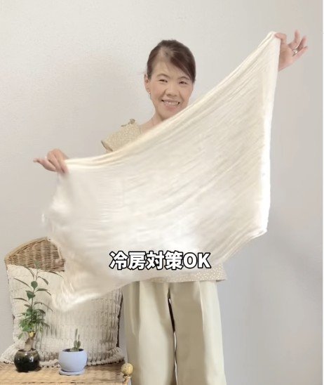 【60代マダム】30年前の〈ロペピクニックのブラウス〉をおしゃれに着こなす！ベージュ基調の上品なワントーンコーデが素敵