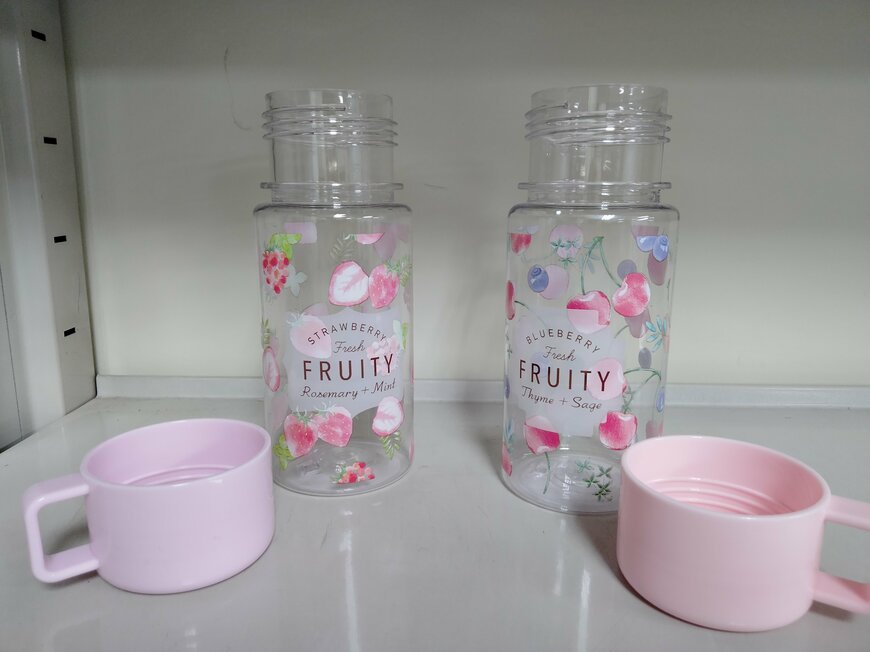 写真：筆者撮影（セリア、コップ付ドリンクボトル）