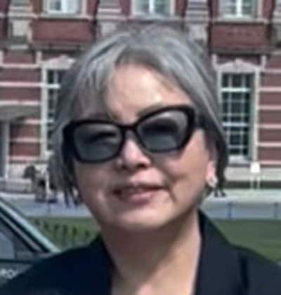 【67歳マダム】「白ロングスカート×黒ジャケット」で美しいモノトーンコーデを披露！「めっちゃかっこいい」「華やかで素敵ですね」の声
