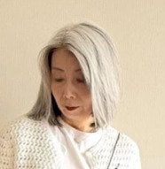 【60代マダム】ラルフローレンの白カーデが映える「爽やかコーデ」！大人世代の品のある着こなしに「きちんと感が出ていて素敵」の声