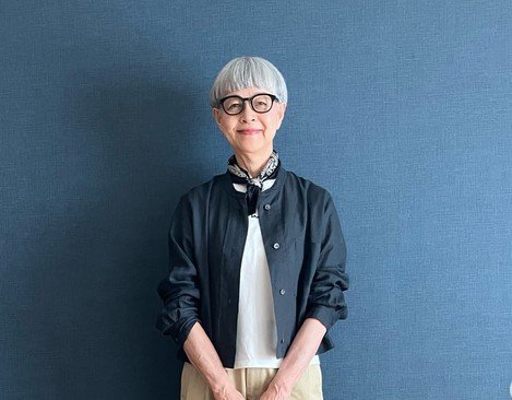 【70代マダム】「agnès b.」のTシャツで作る秋コーデ。可愛い小物使いの垢抜けスタイルに憧れる人が続々