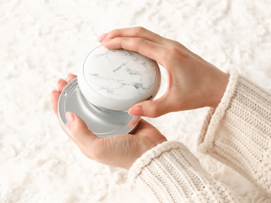 出所：Flancflanc公式　両手で使える充電式カイロ 