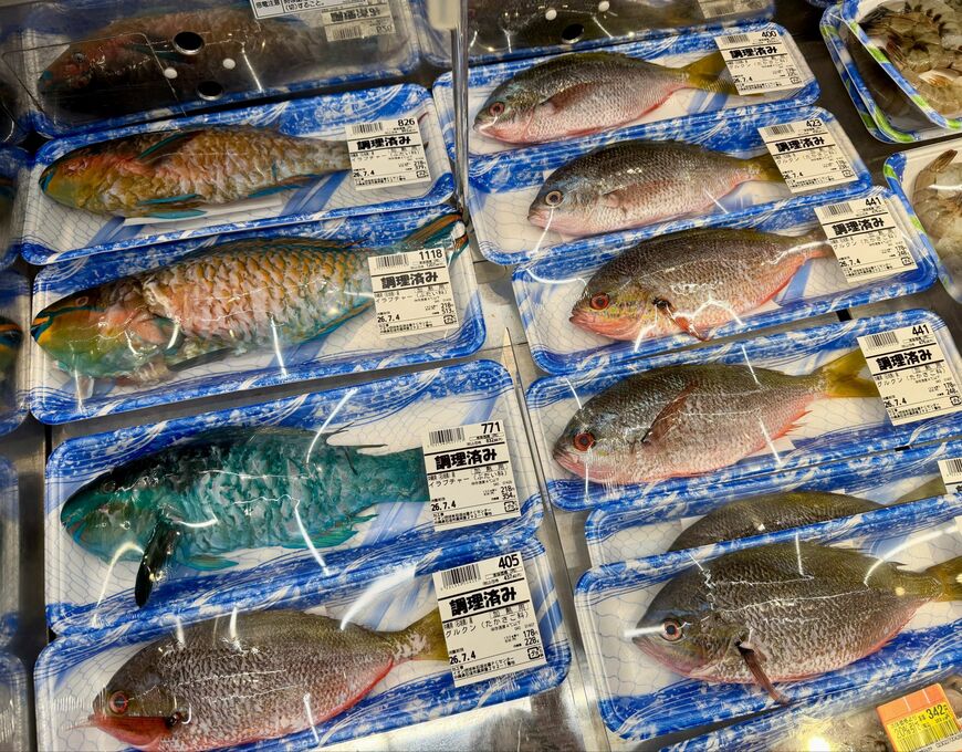 青い魚も並ぶスーパーの鮮魚コーナー