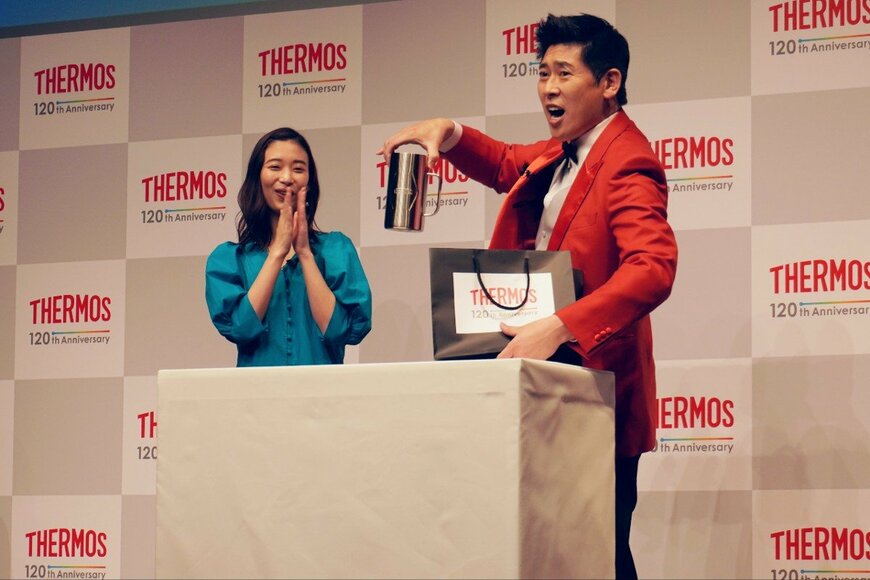 ステージ上でマジックを披露するマギー審司さんの写真