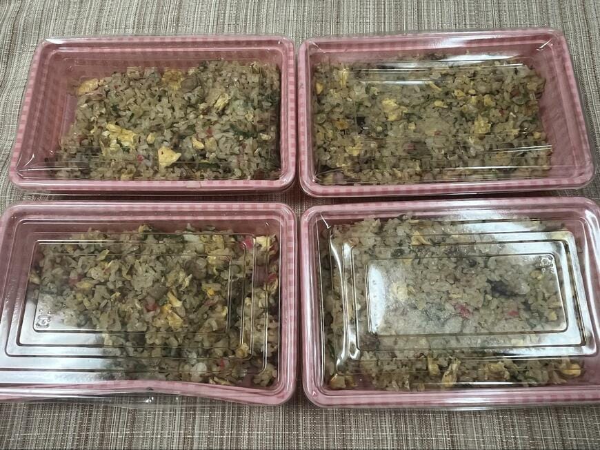 テイクアウトの容器も4つ必要なボリューム!