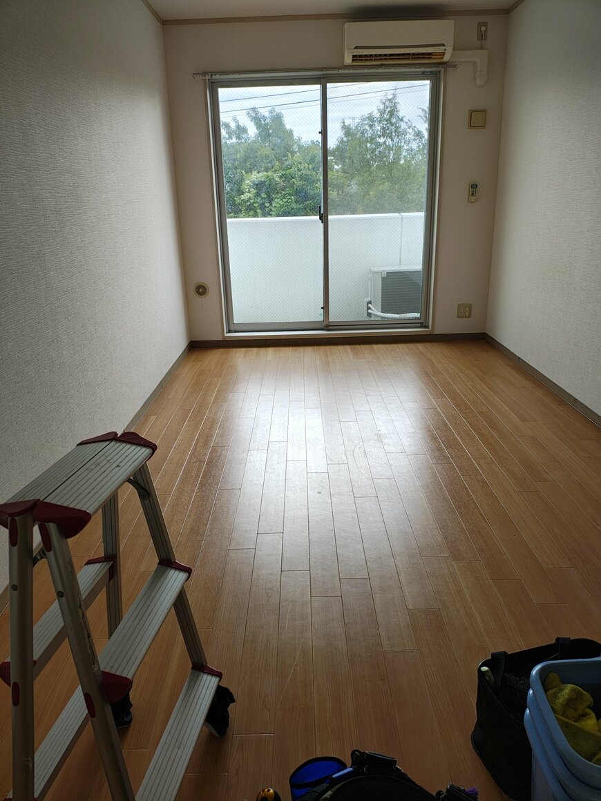 清掃前のフローリングの部屋